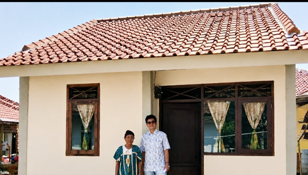 Caption : Rumah milik Ibu Iyem di Desa Kalangsurya, Kecamatan Rengasdengklok, Kabupaten Karawang, telah rampung 100 persen melalui Program Rumah Tidak Layak Huni (Rutilahu). Kepala Desa Kalangsurya, Lili Suherman, turut mendampingi penerima bantuan sebagai wujud keberhasilan program yang didukung Pemerintah Kabupaten Karawang dalam menyediakan hunian yang layak, aman, dan nyaman bagi masyarakat. (Foto: Dok. Patriot Jabar)