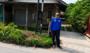 Caption : Pj (Penjabat) Desa Karyamulya, H. Mamat Rahmat, SE, turun langsung memimpin kegiatan kerja bakti membersihkan saluran air bersama warga di sepanjang jalan lingkungan Desa Karyamulya, Kecamatan Batujaya, Kabupaten Karawang, Sabtu. Kegiatan yang telah rutin dilaksanakan setiap pekan ini merupakan wujud komitmen Pemerintah Desa dalam menjaga kebersihan lingkungan, memperlancar aliran drainase, serta memperkuat semangat gotong royong masyarakat. (Foto: Istimewa)