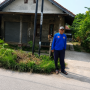 Caption : Pj (Penjabat) Desa Karyamulya, H. Mamat Rahmat, SE, turun langsung memimpin kegiatan kerja bakti membersihkan saluran air bersama warga di sepanjang jalan lingkungan Desa Karyamulya, Kecamatan Batujaya, Kabupaten Karawang, Sabtu. Kegiatan yang telah rutin dilaksanakan setiap pekan ini merupakan wujud komitmen Pemerintah Desa dalam menjaga kebersihan lingkungan, memperlancar aliran drainase, serta memperkuat semangat gotong royong masyarakat. (Foto: Istimewa)