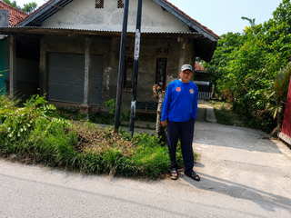 Caption : Pj (Penjabat) Desa Karyamulya, H. Mamat Rahmat, SE, turun langsung memimpin kegiatan kerja bakti membersihkan saluran air bersama warga di sepanjang jalan lingkungan Desa Karyamulya, Kecamatan Batujaya, Kabupaten Karawang, Sabtu. Kegiatan yang telah rutin dilaksanakan setiap pekan ini merupakan wujud komitmen Pemerintah Desa dalam menjaga kebersihan lingkungan, memperlancar aliran drainase, serta memperkuat semangat gotong royong masyarakat. (Foto: Istimewa)