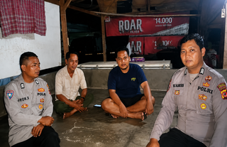 Caption : Personel Polsek Pedes melaksanakan patroli dialogis pada malam hari dengan menyambangi warga di wilayah hukum Polsek Pedes, Jumat (3/7/2026). Dalam kegiatan tersebut, petugas menyampaikan imbauan kamtibmas agar masyarakat menjauhi minuman keras, narkoba, perjudian online, serta meningkatkan kepedulian terhadap keamanan lingkungan guna mengantisipasi tindak kriminalitas C3 dan gangguan kamtibmas lainnya.