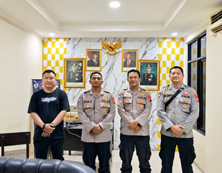Caption : Personel Polsek Pedes bersama Humas Polsek Pedes berfoto usai melaksanakan kegiatan siaga Mako dan kontrol ruang tahanan di Mapolsek Pedes, Jalan Raya Sungai Buntu, Desa Payungsari, Kecamatan Pedes, Kabupaten Karawang, Jumat (3/7/2026) malam. Kegiatan ini dilakukan untuk memastikan keamanan markas komando, kesiapsiagaan personel, serta kondisi ruang tahanan tetap aman dan kondusif. (Foto: Humas Polsek Pedes)