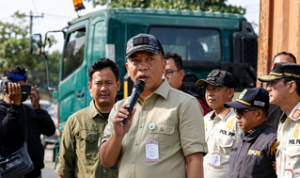 Caption : Bupati Karawang H. Aep Syaepuloh memberikan arahan saat memimpin langsung penertiban bangunan liar di kawasan Gerbang Tol (GT) Karawang Timur, Kecamatan Klari, Jumat (7/8/2026). Dalam kegiatan tersebut, sebanyak 67 bangunan liar ditertibkan setelah sebelumnya melalui tahapan pendataan, sosialisasi, dan pemberian surat peringatan secara bertahap. Caption : Bupati Karawang H. Aep Syaepuloh memberikan arahan saat memimpin langsung penertiban bangunan liar di kawasan Gerbang Tol (GT) Karawang Timur, Kecamatan Klari, Jumat (7/8/2026). Dalam kegiatan tersebut, sebanyak 67 bangunan liar ditertibkan setelah sebelumnya melalui tahapan pendataan, sosialisasi, dan pemberian surat peringatan secara bertahap.