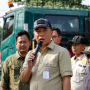 Caption : Bupati Karawang H. Aep Syaepuloh memberikan arahan saat memimpin langsung penertiban bangunan liar di kawasan Gerbang Tol (GT) Karawang Timur, Kecamatan Klari, Jumat (7/8/2026). Dalam kegiatan tersebut, sebanyak 67 bangunan liar ditertibkan setelah sebelumnya melalui tahapan pendataan, sosialisasi, dan pemberian surat peringatan secara bertahap.