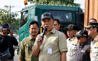 Caption : Bupati Karawang H. Aep Syaepuloh memberikan arahan saat memimpin langsung penertiban bangunan liar di kawasan Gerbang Tol (GT) Karawang Timur, Kecamatan Klari, Jumat (7/8/2026). Dalam kegiatan tersebut, sebanyak 67 bangunan liar ditertibkan setelah sebelumnya melalui tahapan pendataan, sosialisasi, dan pemberian surat peringatan secara bertahap. Caption : Bupati Karawang H. Aep Syaepuloh memberikan arahan saat memimpin langsung penertiban bangunan liar di kawasan Gerbang Tol (GT) Karawang Timur, Kecamatan Klari, Jumat (7/8/2026). Dalam kegiatan tersebut, sebanyak 67 bangunan liar ditertibkan setelah sebelumnya melalui tahapan pendataan, sosialisasi, dan pemberian surat peringatan secara bertahap.