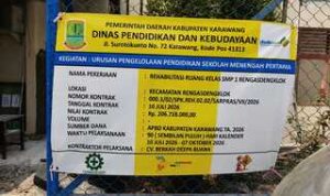 Caption : Papan informasi proyek Rehabilitasi Ruang Kelas SMP 1 Rengasdengklok dengan nilai kontrak Rp206.718.000, bersumber dari APBD Kabupaten Karawang TA 2026 dan dilaksanakan oleh CV. Berkah Deepa Buana.