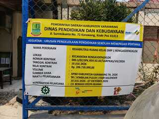 Caption : Papan informasi proyek Rehabilitasi Ruang Kelas SMP 1 Rengasdengklok dengan nilai kontrak Rp206.718.000, bersumber dari APBD Kabupaten Karawang TA 2026 dan dilaksanakan oleh CV. Berkah Deepa Buana. Caption : Papan informasi proyek Rehabilitasi Ruang Kelas SMP 1 Rengasdengklok dengan nilai kontrak Rp206.718.000, bersumber dari APBD Kabupaten Karawang TA 2026 dan dilaksanakan oleh CV. Berkah Deepa Buana.