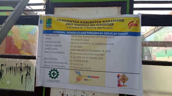 Caption : Papan informasi proyek rehabilitasi ruang kelas SDN 4 Kertamukti, Kecamatan Cilebar, Kabupaten Karawang. Proyek yang dikerjakan oleh CV Gemilang dengan nilai kontrak Rp199.689.000 bersumber dari APBD Kabupaten Karawang Tahun Anggaran 2026 tersebut kini menjadi sorotan setelah muncul dugaan penggunaan material yang tidak sesuai dengan spesifikasi teknis (RAB), sehingga memicu desakan agar dinas terkait segera melakukan evaluasi dan pemeriksaan menyeluruh terhadap pelaksanaan proyek. (Foto: Patriotjabar.com/Mir) Caption : Papan informasi proyek rehabilitasi ruang kelas SDN 4 Kertamukti, Kecamatan Cilebar, Kabupaten Karawang. Proyek yang dikerjakan oleh CV Gemilang dengan nilai kontrak Rp199.689.000 bersumber dari APBD Kabupaten Karawang Tahun Anggaran 2026 tersebut kini menjadi sorotan setelah muncul dugaan penggunaan material yang tidak sesuai dengan spesifikasi teknis (RAB), sehingga memicu desakan agar dinas terkait segera melakukan evaluasi dan pemeriksaan menyeluruh terhadap pelaksanaan proyek. (Foto: Patriotjabar.com/Mir)