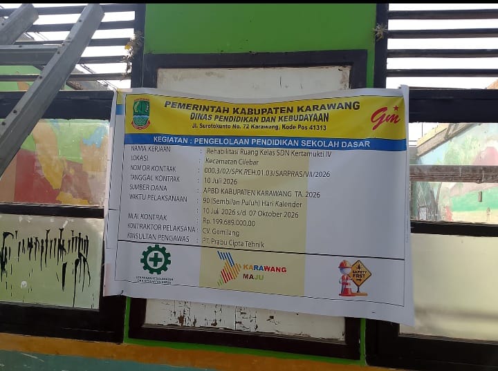 Caption : Papan informasi proyek rehabilitasi ruang kelas SDN 4 Kertamukti, Kecamatan Cilebar, Kabupaten Karawang. Proyek yang dikerjakan oleh CV Gemilang dengan nilai kontrak Rp199.689.000 bersumber dari APBD Kabupaten Karawang Tahun Anggaran 2026 tersebut kini menjadi sorotan setelah muncul dugaan penggunaan material yang tidak sesuai dengan spesifikasi teknis (RAB), sehingga memicu desakan agar dinas terkait segera melakukan evaluasi dan pemeriksaan menyeluruh terhadap pelaksanaan proyek. (Foto: Patriotjabar.com/Mir)