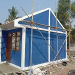 Caption : Kondisi rumah penerima manfaat Program Rumah Tidak Layak Huni (Rutilahu) Dinas PRKP Kabupaten Karawang di Dusun Bakan Buah, RT 01/RW 01, Kecamatan Rengasdengklok. Meski bangunan utama telah berdiri, pekerjaan diduga terhenti selama sekitar dua pekan karena material genteng belum dikirim, sehingga proses penyelesaian rumah belum dapat dilanjutkan. (Foto: Patriotjabar.com)