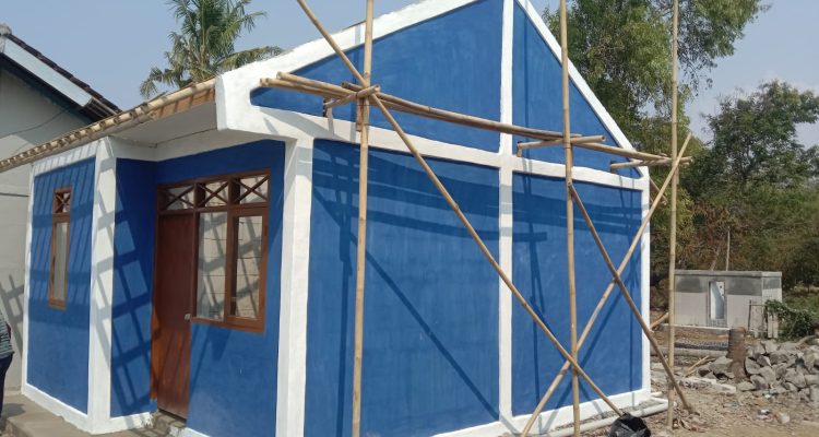 Caption : Kondisi rumah penerima manfaat Program Rumah Tidak Layak Huni (Rutilahu) Dinas PRKP Kabupaten Karawang di Dusun Bakan Buah, RT 01/RW 01, Kecamatan Rengasdengklok. Meski bangunan utama telah berdiri, pekerjaan diduga terhenti selama sekitar dua pekan karena material genteng belum dikirim, sehingga proses penyelesaian rumah belum dapat dilanjutkan. (Foto: Patriotjabar.com)