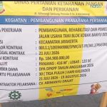 Caption : Papan informasi proyek pembangunan, rehabilitasi, dan pemeliharaan Jalan Usaha Tani Blok Kobak Banyu, Desa Kemiri, Kecamatan Jayakerta, Kabupaten Karawang. Proyek dengan nilai kontrak Rp184,9 juta tersebut memiliki volume pekerjaan sepanjang 416 meter dengan lebar 1,20 meter, bersumber dari DPA DKPP Tahun Anggaran 2026 dan dilaksanakan oleh CV. Abimanyu Drajat. Caption : Papan informasi proyek pembangunan, rehabilitasi, dan pemeliharaan Jalan Usaha Tani Blok Kobak Banyu, Desa Kemiri, Kecamatan Jayakerta, Kabupaten Karawang. Proyek dengan nilai kontrak Rp184,9 juta tersebut memiliki volume pekerjaan sepanjang 416 meter dengan lebar 1,20 meter, bersumber dari DPA DKPP Tahun Anggaran 2026 dan dilaksanakan oleh CV. Abimanyu Drajat.