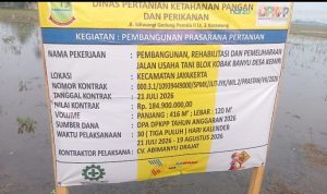 Caption : Papan informasi proyek pembangunan, rehabilitasi, dan pemeliharaan Jalan Usaha Tani Blok Kobak Banyu, Desa Kemiri, Kecamatan Jayakerta, Kabupaten Karawang. Proyek dengan nilai kontrak Rp184,9 juta tersebut memiliki volume pekerjaan sepanjang 416 meter dengan lebar 1,20 meter, bersumber dari DPA DKPP Tahun Anggaran 2026 dan dilaksanakan oleh CV. Abimanyu Drajat.