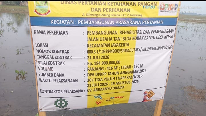 Caption : Papan informasi proyek pembangunan, rehabilitasi, dan pemeliharaan Jalan Usaha Tani Blok Kobak Banyu, Desa Kemiri, Kecamatan Jayakerta, Kabupaten Karawang. Proyek dengan nilai kontrak Rp184,9 juta tersebut memiliki volume pekerjaan sepanjang 416 meter dengan lebar 1,20 meter, bersumber dari DPA DKPP Tahun Anggaran 2026 dan dilaksanakan oleh CV. Abimanyu Drajat.