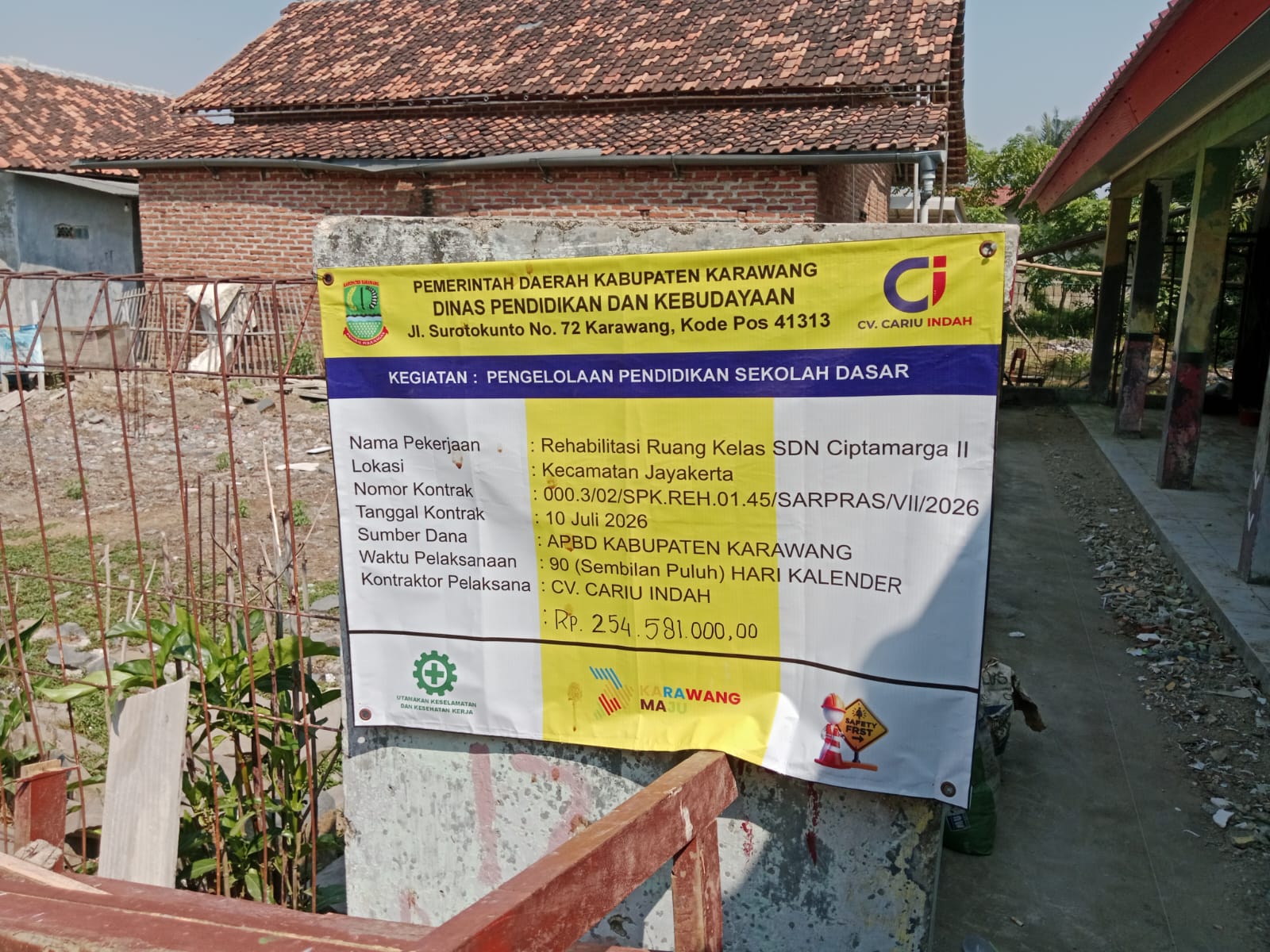 Caption : Kondisi salah satu bagian kusen ruang kelas SDN Ciptamarga II, Kecamatan Jayakerta, Kabupaten Karawang, yang tampak mengalami keropos di tengah pelaksanaan proyek rehabilitasi. Kondisi tersebut menjadi sorotan dan memunculkan pertanyaan terkait item pekerjaan rehabilitasi.