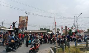 Karnaval Kemerdekaan HUT ke-81 RI di Kertasari — Antusiasme warga memeriahkan karnaval dalam rangka HUT ke-81 Republik Indonesia di wilayah Desa Kertasari, Kecamatan Rengasdengklok, Kabupaten Karawang. Ratusan peserta dan warga tampak memenuhi ruas jalan dengan berbagai kostum, atribut, serta kreasi yang menambah semarak perayaan Hari Kemerdekaan. Karnaval Kemerdekaan HUT ke-81 RI di Kertasari — Antusiasme warga memeriahkan karnaval dalam rangka HUT ke-81 Republik Indonesia di wilayah Desa Kertasari, Kecamatan Rengasdengklok, Kabupaten Karawang. Ratusan peserta dan warga tampak memenuhi ruas jalan dengan berbagai kostum, atribut, serta kreasi yang menambah semarak perayaan Hari Kemerdekaan.