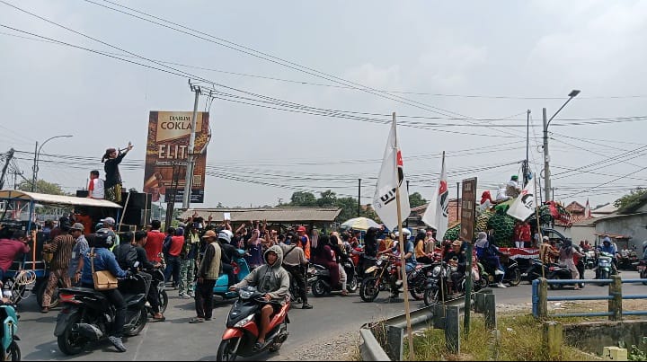 Karnaval Kemerdekaan HUT ke-81 RI di Kertasari — Antusiasme warga memeriahkan karnaval dalam rangka HUT ke-81 Republik Indonesia di wilayah Desa Kertasari, Kecamatan Rengasdengklok, Kabupaten Karawang. Ratusan peserta dan warga tampak memenuhi ruas jalan dengan berbagai kostum, atribut, serta kreasi yang menambah semarak perayaan Hari Kemerdekaan.