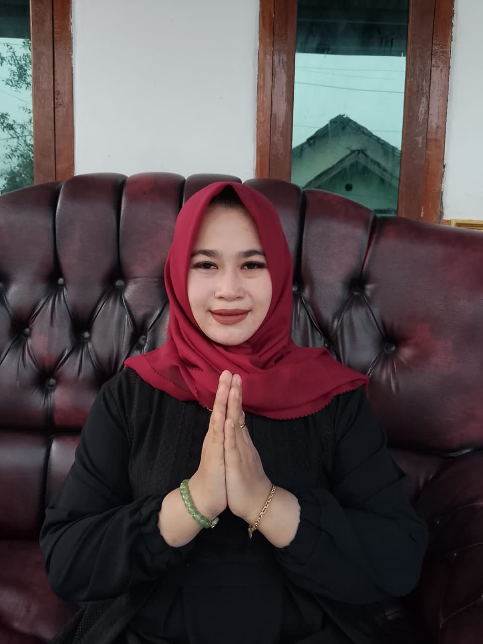 Caption : N. Leni Marlina, calon anggota BPD keterwakilan perempuan Desa Gombongsari, Kecamatan Rawamerta, menyampaikan rasa syukur dan terima kasih atas kepercayaan masyarakat setelah meraih suara terbanyak dalam pemilihan anggota BPD Desa Gombongsari periode 2026–2034.