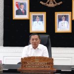 Caption : Bupati Karawang H. Aep Syaepuloh, S.E. menyampaikan arahan terkait pelaksanaan Pemilihan Kepala Desa (Pilkades) serentak secara digital tahun 2026 di Kabupaten Karawang. Pemerintah Kabupaten Karawang mendorong masyarakat memahami tata cara pemungutan suara digital serta turut menyukseskan Pilkades agar berlangsung aman, tertib, transparan, dan demokratis.