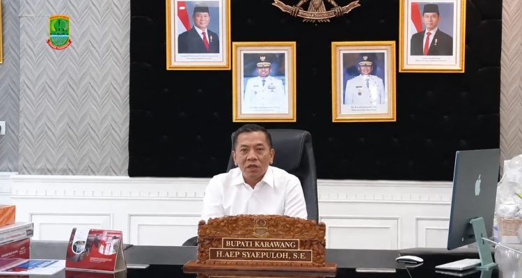 Caption : Bupati Karawang H. Aep Syaepuloh, S.E. menyampaikan arahan terkait pelaksanaan Pemilihan Kepala Desa (Pilkades) serentak secara digital tahun 2026 di Kabupaten Karawang. Pemerintah Kabupaten Karawang mendorong masyarakat memahami tata cara pemungutan suara digital serta turut menyukseskan Pilkades agar berlangsung aman, tertib, transparan, dan demokratis.