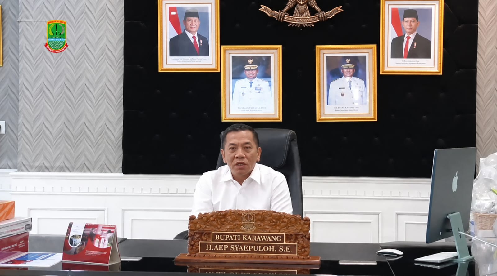 Caption : Bupati Karawang H. Aep Syaepuloh, S.E. menyampaikan arahan terkait pelaksanaan Pemilihan Kepala Desa (Pilkades) serentak secara digital tahun 2026 di Kabupaten Karawang. Pemerintah Kabupaten Karawang mendorong masyarakat memahami tata cara pemungutan suara digital serta turut menyukseskan Pilkades agar berlangsung aman, tertib, transparan, dan demokratis. Caption : Bupati Karawang H. Aep Syaepuloh, S.E. menyampaikan arahan terkait pelaksanaan Pemilihan Kepala Desa (Pilkades) serentak secara digital tahun 2026 di Kabupaten Karawang. Pemerintah Kabupaten Karawang mendorong masyarakat memahami tata cara pemungutan suara digital serta turut menyukseskan Pilkades agar berlangsung aman, tertib, transparan, dan demokratis.