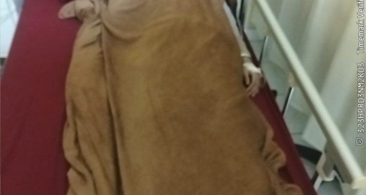 Caption : Seorang Pekerja Migran Indonesia (PMI) asal Brebes, Siti, menjalani perawatan di RS Polri Kramat Jati, Jakarta Timur, setelah diduga mengalami kecelakaan kerja saat bekerja di Singapura. Siti disebut mengalami kesulitan berjalan setelah terpeleset di rumah majikannya dan kemudian dipulangkan ke Indonesia untuk mendapatkan penanganan medis.