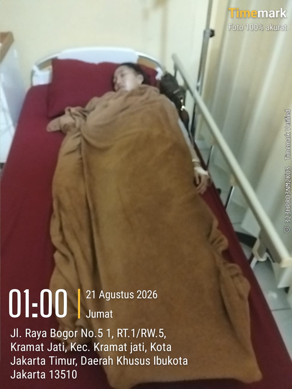 Caption : Seorang Pekerja Migran Indonesia (PMI) asal Brebes, Siti, menjalani perawatan di RS Polri Kramat Jati, Jakarta Timur, setelah diduga mengalami kecelakaan kerja saat bekerja di Singapura. Siti disebut mengalami kesulitan berjalan setelah terpeleset di rumah majikannya dan kemudian dipulangkan ke Indonesia untuk mendapatkan penanganan medis.