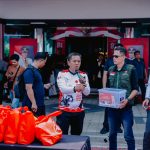 Caption : Bupati Karawang bersama jajaran Forkopimda, ASN, dan elemen masyarakat menggalang donasi kemanusiaan untuk membantu korban bencana alam di Nusa Tenggara Timur (NTT), di sela kegiatan peringatan HUT ke-81 Kemerdekaan RI di Plaza Pemda Karawang, Jumat (21/8/2026).