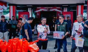 Caption : Bupati Karawang bersama jajaran Forkopimda, ASN, dan elemen masyarakat menggalang donasi kemanusiaan untuk membantu korban bencana alam di Nusa Tenggara Timur (NTT), di sela kegiatan peringatan HUT ke-81 Kemerdekaan RI di Plaza Pemda Karawang, Jumat (21/8/2026).