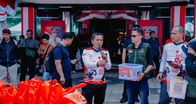 Caption : Bupati Karawang bersama jajaran Forkopimda, ASN, dan elemen masyarakat menggalang donasi kemanusiaan untuk membantu korban bencana alam di Nusa Tenggara Timur (NTT), di sela kegiatan peringatan HUT ke-81 Kemerdekaan RI di Plaza Pemda Karawang, Jumat (21/8/2026).