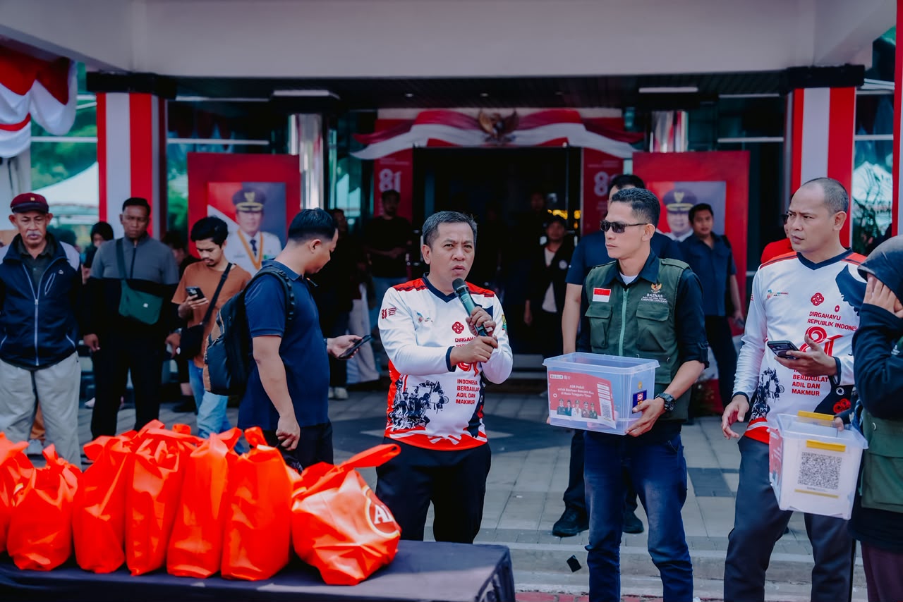 Caption : Bupati Karawang bersama jajaran Forkopimda, ASN, dan elemen masyarakat menggalang donasi kemanusiaan untuk membantu korban bencana alam di Nusa Tenggara Timur (NTT), di sela kegiatan peringatan HUT ke-81 Kemerdekaan RI di Plaza Pemda Karawang, Jumat (21/8/2026).