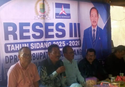 Caption : Anggota DPRD Kabupaten Karawang Fraksi Demokrat, H. Saryadi, S.Sos., bersama sejumlah tokoh masyarakat dan warga saat mengikuti kegiatan Reses III Tahun 2026 di Desa Dewisari, Kecamatan Rengasdengklok, Kabupaten Karawang. Kegiatan tersebut menjadi momentum bagi warga untuk menyampaikan berbagai aspirasi pembangunan, mulai dari program Rutilahu, perbaikan sarana posyandu, hingga renovasi mushola.