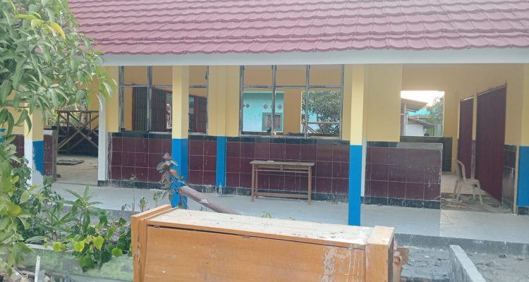 Caption : Tampak bangunan SDN Kutawargi II, Kecamatan Rawamerta, Kabupaten Karawang, yang tengah direvitalisasi. Hasil pengerjaan terlihat lebih rapi, bersih, dan menarik, dengan perpaduan warna kuning dan biru pada dinding serta pembaruan pada bagian lantai, kusen, dan jendela. Caption : Tampak bangunan SDN Kutawargi II, Kecamatan Rawamerta, Kabupaten Karawang, yang tengah direvitalisasi. Hasil pengerjaan terlihat lebih rapi, bersih, dan menarik, dengan perpaduan warna kuning dan biru pada dinding serta pembaruan pada bagian lantai, kusen, dan jendela.