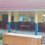 Caption : Tampak bangunan SDN Kutawargi II, Kecamatan Rawamerta, Kabupaten Karawang, yang tengah direvitalisasi. Hasil pengerjaan terlihat lebih rapi, bersih, dan menarik, dengan perpaduan warna kuning dan biru pada dinding serta pembaruan pada bagian lantai, kusen, dan jendela.