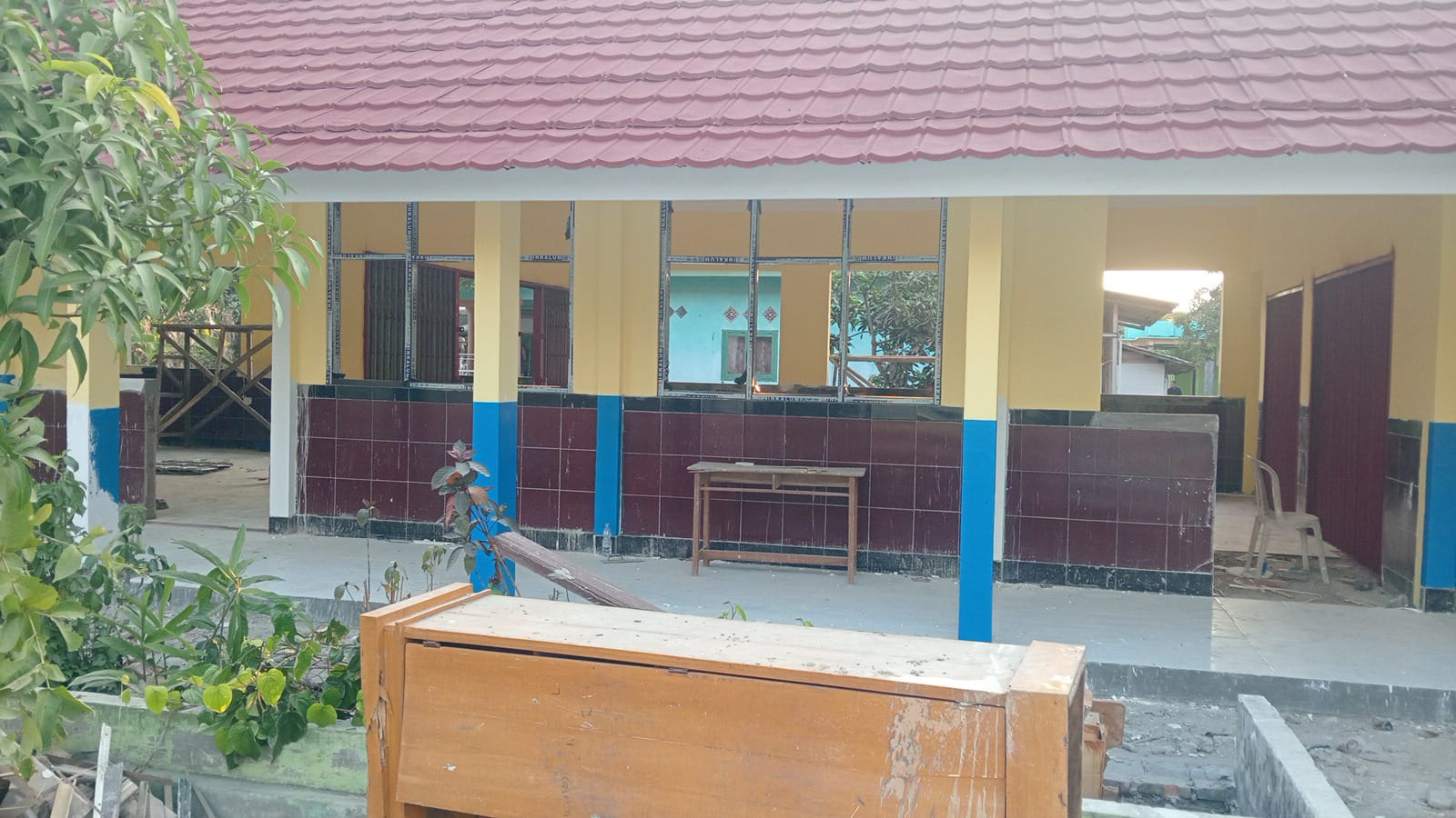Caption : Tampak bangunan SDN Kutawargi II, Kecamatan Rawamerta, Kabupaten Karawang, yang tengah direvitalisasi. Hasil pengerjaan terlihat lebih rapi, bersih, dan menarik, dengan perpaduan warna kuning dan biru pada dinding serta pembaruan pada bagian lantai, kusen, dan jendela.