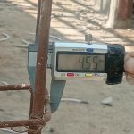 Caption : Alat ukur jangka sorong digital menunjukkan ukuran besi cincin sekitar 4,55 mm pada pekerjaan program Rumah Tidak Layak Huni (Rutilahu) di Dusun Cigobang, Desa Mekarpohaci, Kecamatan Cilebar, Karawang. Temuan tersebut menjadi bagian dari sorotan warga terkait dugaan ketidaksesuaian spesifikasi pekerjaan di lapangan.