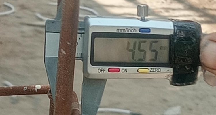 Caption : Alat ukur jangka sorong digital menunjukkan ukuran besi cincin sekitar 4,55 mm pada pekerjaan program Rumah Tidak Layak Huni (Rutilahu) di Dusun Cigobang, Desa Mekarpohaci, Kecamatan Cilebar, Karawang. Temuan tersebut menjadi bagian dari sorotan warga terkait dugaan ketidaksesuaian spesifikasi pekerjaan di lapangan.
