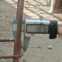 Caption : Alat ukur jangka sorong digital menunjukkan ukuran besi cincin sekitar 4,55 mm pada pekerjaan program Rumah Tidak Layak Huni (Rutilahu) di Dusun Cigobang, Desa Mekarpohaci, Kecamatan Cilebar, Karawang. Temuan tersebut menjadi bagian dari sorotan warga terkait dugaan ketidaksesuaian spesifikasi pekerjaan di lapangan.