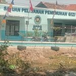 Caption : Tampak bangunan Satuan Pelayanan Pemenuhan Gizi (SPPG) Kendaljaya di Desa Kendaljaya, Kecamatan Pedes, Kabupaten Karawang. Lokasi tersebut menjadi sorotan warga terkait dugaan pembuangan limbah sisa makanan program MBG di area sekitar permukiman.