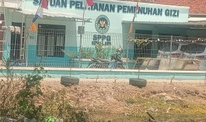 Caption : Tampak bangunan Satuan Pelayanan Pemenuhan Gizi (SPPG) Kendaljaya di Desa Kendaljaya, Kecamatan Pedes, Kabupaten Karawang. Lokasi tersebut menjadi sorotan warga terkait dugaan pembuangan limbah sisa makanan program MBG di area sekitar permukiman.