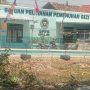 Caption : Tampak bangunan Satuan Pelayanan Pemenuhan Gizi (SPPG) Kendaljaya di Desa Kendaljaya, Kecamatan Pedes, Kabupaten Karawang. Lokasi tersebut menjadi sorotan warga terkait dugaan pembuangan limbah sisa makanan program MBG di area sekitar permukiman.
