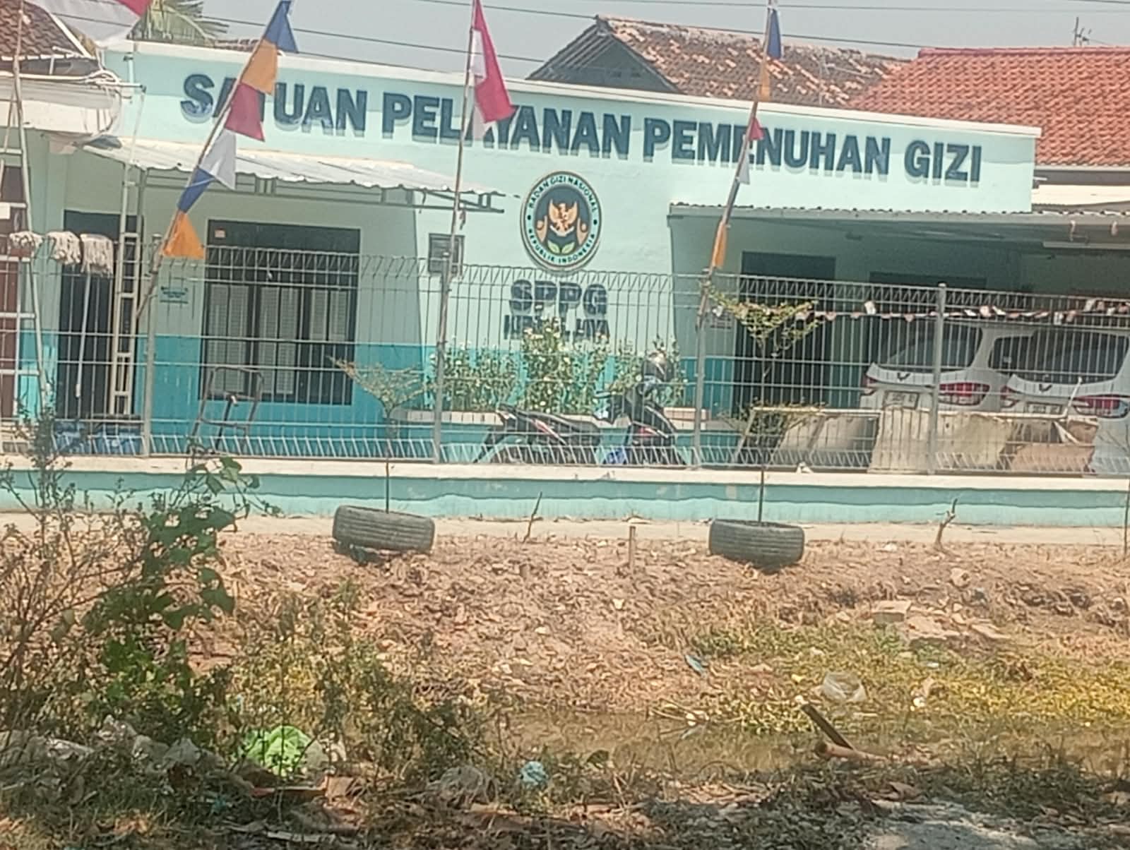 Caption : Tampak bangunan Satuan Pelayanan Pemenuhan Gizi (SPPG) Kendaljaya di Desa Kendaljaya, Kecamatan Pedes, Kabupaten Karawang. Lokasi tersebut menjadi sorotan warga terkait dugaan pembuangan limbah sisa makanan program MBG di area sekitar permukiman. Caption : Tampak bangunan Satuan Pelayanan Pemenuhan Gizi (SPPG) Kendaljaya di Desa Kendaljaya, Kecamatan Pedes, Kabupaten Karawang. Lokasi tersebut menjadi sorotan warga terkait dugaan pembuangan limbah sisa makanan program MBG di area sekitar permukiman.