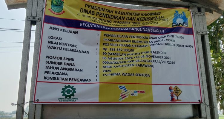 Caption : Papan informasi proyek rehabilitasi bangunan PAUD Pelangi di Kecamatan Rengasdengklok, Kabupaten Karawang, yang bersumber dari APBD Kabupaten Karawang Tahun Anggaran 2026 dengan nilai kontrak Rp189,557 juta. Proyek tersebut dilaksanakan CV Prima Wadas Sentosa dengan masa pelaksanaan 90 hari kalender, terhitung 6 Agustus hingga 3 November 2026.