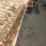 Keterangan gambar yang cCaption : Pekerja terlihat sedang melakukan pemasangan batu bata pada bagian pondasi pembangunan Mushola Al Karim di Dusun Pojok Laban, Desa Labanjaya, Kecamatan Pedes, Kabupaten Karawang. Pekerjaan pondasi tersebut menjadi sorotan karena berdasarkan pantauan di lokasi, pondasi tampak dikerjakan tanpa penggalian terlebih dahulu.
