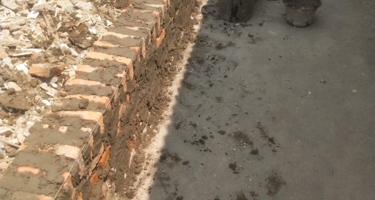 Keterangan gambar yang cCaption : Pekerja terlihat sedang melakukan pemasangan batu bata pada bagian pondasi pembangunan Mushola Al Karim di Dusun Pojok Laban, Desa Labanjaya, Kecamatan Pedes, Kabupaten Karawang. Pekerjaan pondasi tersebut menjadi sorotan karena berdasarkan pantauan di lokasi, pondasi tampak dikerjakan tanpa penggalian terlebih dahulu.