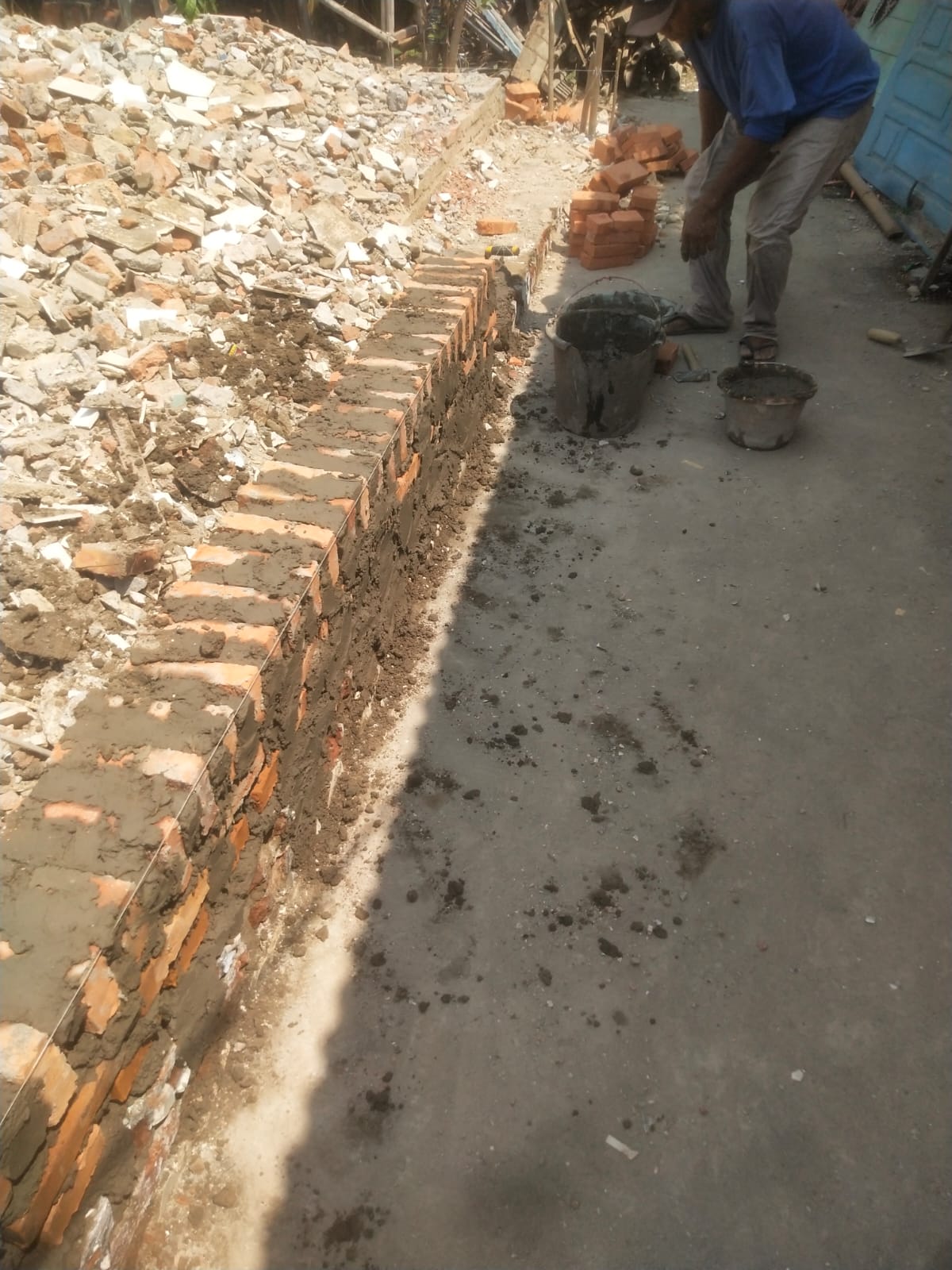 Keterangan gambar yang cCaption : Pekerja terlihat sedang melakukan pemasangan batu bata pada bagian pondasi pembangunan Mushola Al Karim di Dusun Pojok Laban, Desa Labanjaya, Kecamatan Pedes, Kabupaten Karawang. Pekerjaan pondasi tersebut menjadi sorotan karena berdasarkan pantauan di lokasi, pondasi tampak dikerjakan tanpa penggalian terlebih dahulu. Keterangan gambar yang cCaption : Pekerja terlihat sedang melakukan pemasangan batu bata pada bagian pondasi pembangunan Mushola Al Karim di Dusun Pojok Laban, Desa Labanjaya, Kecamatan Pedes, Kabupaten Karawang. Pekerjaan pondasi tersebut menjadi sorotan karena berdasarkan pantauan di lokasi, pondasi tampak dikerjakan tanpa penggalian terlebih dahulu.