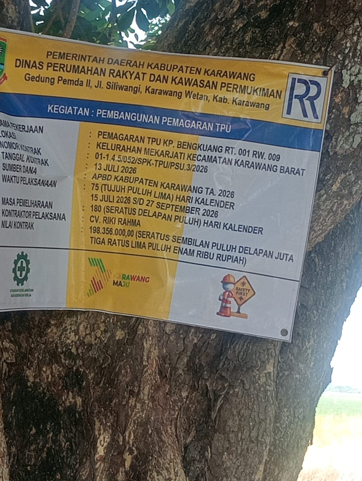 Caption : Papan informasi proyek pembangunan pemagaran TPU Kampung Bangkuang, Kelurahan Mekarjati, Kecamatan Karawang Barat, Kabupaten Karawang, dengan nilai kontrak Rp198.356.000 yang bersumber dari APBD Kabupaten Karawang Tahun Anggaran 2026 di Duga Dikerjakan Tidak Sesuai Standar Teknis. Caption : Papan informasi proyek pembangunan pemagaran TPU Kampung Bangkuang, Kelurahan Mekarjati, Kecamatan Karawang Barat, Kabupaten Karawang, dengan nilai kontrak Rp198.356.000 yang bersumber dari APBD Kabupaten Karawang Tahun Anggaran 2026 di Duga Dikerjakan Tidak Sesuai Standar Teknis.