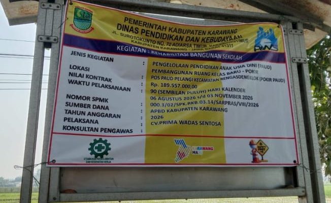 Caption : Papan informasi proyek pembangunan ruang kelas baru PAUD Pelangi di Kecamatan Rengasdengklok, Kabupaten Karawang. Proyek tersebut memiliki nilai kontrak Rp189,557 juta, bersumber dari APBD Kabupaten Karawang Tahun Anggaran 2026, dengan pelaksana CV Prima Wadas Sentosa dan waktu pelaksanaan 90 hari kalender. Caption : Papan informasi proyek pembangunan ruang kelas baru PAUD Pelangi di Kecamatan Rengasdengklok, Kabupaten Karawang. Proyek tersebut memiliki nilai kontrak Rp189,557 juta, bersumber dari APBD Kabupaten Karawang Tahun Anggaran 2026, dengan pelaksana CV Prima Wadas Sentosa dan waktu pelaksanaan 90 hari kalender.