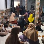 Caption : Suasana kebersamaan warga saat ngariung dan makan bakso bersama yang diikuti emak-emak, simpatisan, serta tim pemenangan Marjono (KJ) di Kampung Babakan Banten, Desa Sumberurip, Kecamatan Pebayuran, Kabupaten Bekasi. Caption : Suasana kebersamaan warga saat ngariung dan makan bakso bersama yang diikuti emak-emak, simpatisan, serta tim pemenangan Marjono (KJ) di Kampung Babakan Banten, Desa Sumberurip, Kecamatan Pebayuran, Kabupaten Bekasi.