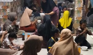Caption : Suasana kebersamaan warga saat ngariung dan makan bakso bersama yang diikuti emak-emak, simpatisan, serta tim pemenangan Marjono (KJ) di Kampung Babakan Banten, Desa Sumberurip, Kecamatan Pebayuran, Kabupaten Bekasi.